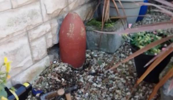 영국 노부부가 40년 넘게 정원에 보관하던 폭탄이 100년 넘은 진짜 폭탄이었던 것으로 드러났다. 사진은 해당 폭탄의 모습. /사진=BBC 보도 화면