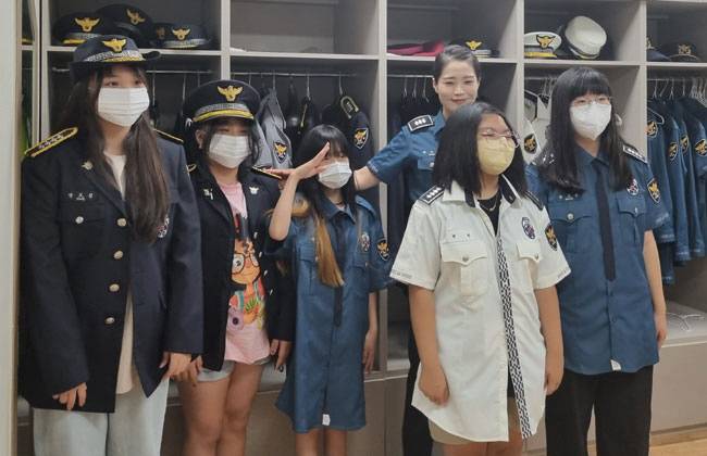 울산동구가족센터 프로그램에 참여한 학생들이 지난 7월 26일 울산 남부 청소년 경찰학교에서 경찰 직업 체험을 하고 있는 모습. 초록우산 제공