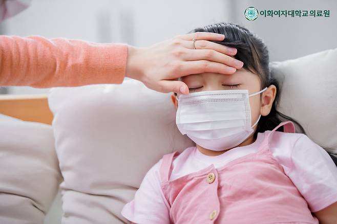 최근 어린 아이들을 중심으로 마이코플라스마 폐렴의 확산세가 심상치 않다. 특히 1~12세 아동 환자가 전체의 약 80%를 차지하며 부모들의 걱정이 쌓이고 있다.