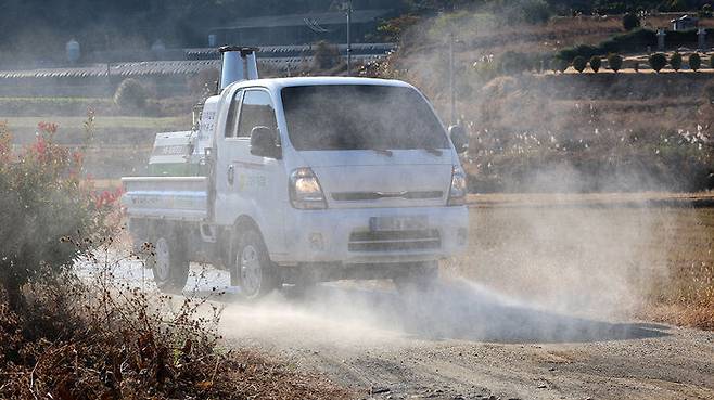 도로 소독하는 가축 질병 방역차량 (연합뉴스 자료사진)