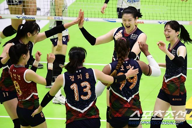 7일 수원체육관에서 배구 V리그 여자부 현대건설과 도로공사의 경기가 열렸다. 블로킹 득점을 성공시킨 현대건설 이다현. 수원=송정헌 기자songs@sportschosun.com/2023.12.07/