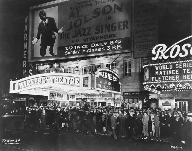 1927년대 미국 뉴욕의 워너스브라더스 극장 앞.  군중들이 워너브라더스 픽처스 제작 최초의 유성영화인 '재즈 싱어' 주인공인 알 졸슨을 보기 위해 기다리고 있다. /게티이미지코리아