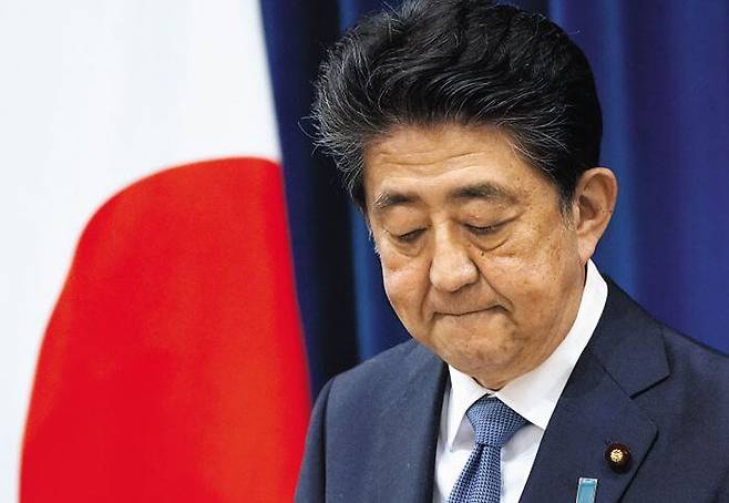 아베 신조 전 일본 총리가 지난해 8월 28일 도쿄 관저에서 열린 사임(辭任) 기자회견에서 굳은 표정을 짓는 모습. /EPA 연합뉴스