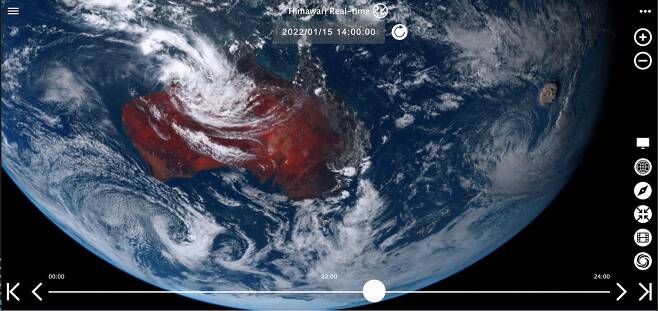 지난 15일 오후 일본의 기상위성 히마와리 8호가 남태평양 섬나라 통가 인근에서 발생한 해저 화산 분화 장면(점선 안)을 찍었다. 사진 왼쪽에 분화 장소에서 약 3200km 떨어진 호주 대륙이 보인다. 이날 호주 동부 해안 지역에도 쓰나미 경보가 발령됐다./AP 연합뉴스