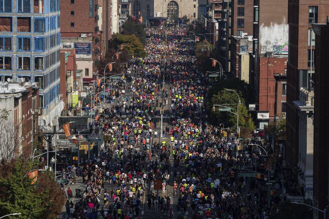 지난달 5일 열린 미국 뉴욕 마라톤은 참가 희망자가 사상 최고치인 12만5000명에 달했다. 주최측은 이 중 5만명을 추첨해 참가 자격을 부여했다. /AP 연합뉴스