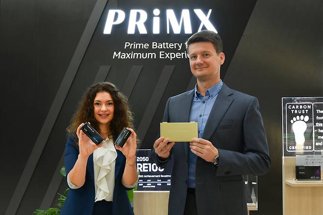 삼성SDI가 지난 8월 독일 뮌헨서 열린 'IAA 모빌리티 2023'에서 삼성SDI가 전고체 배터리(오른쪽)와 46파이 원통형 배터리를 선보이고 있다. (삼성SDI 제공)