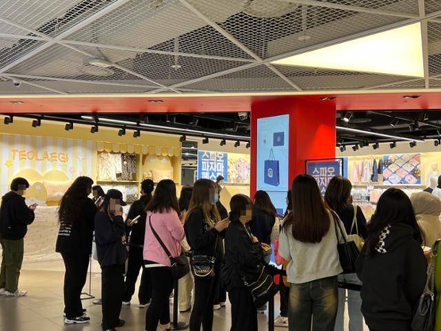 스파오가 10월 20일부터 11월 2일까지 서울 마포구 AK홍대점에서 연 SM엔터테인먼트 아티스트 EXO 백현의 캐릭터인 '터래기' 컬렉션 미니 팝업스토어에서 고객들이 팝업스토어 입장을 기다리고 있다. 스파오는 터래기와의 협업 1차 컬렉션을 스파오 공식 온라인스토어 등을 통해 한국과 중국에 동시 출시해 오픈 3일 만에 준비된 물량이 완판됐다고 밝혔다. 이랜드 제공