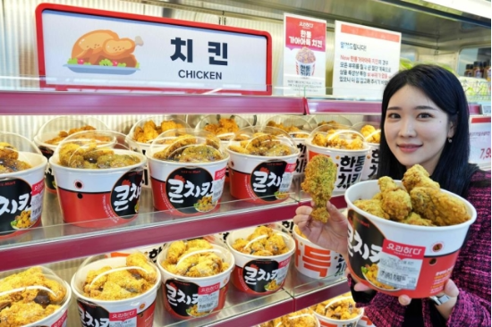 롯데마트 제타플렉스 서울역점 즉석조리식품 코너에서 고객이 ‘크런치 콘소메 치킨’을 쇼핑하는 모습. (롯데마트 제공)