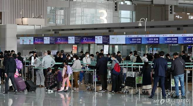 인천국제공항 제1여객터미널에서 탑승객들이 탑승 수속을 하고 있다. /사진=이기범 기자 leekb@