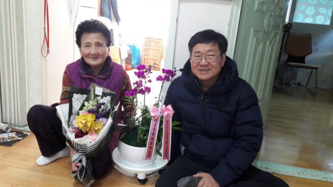내가 ‘2017년을 빛낸 자랑스러운 한국인 봉사대상(공직자 부문)’을 받았을 때 동료 시인들이 준 꽃다발을 안고 어머니는 참 기뻐하셨다.