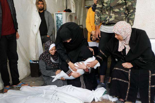 ▲7일(현지시각) 팔레스타인 가자지구 남부 라파의 알나자르 병원에서 팔레스타인 여성들이 이스라엘 공습으로 사망한 아이의 주검을 안고 울부짖고 있다. ⓒ로이터=연합뉴스