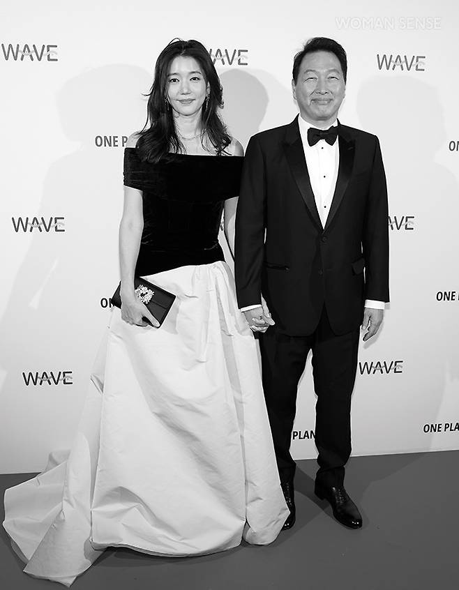 최태원 SK그룹 회장과 동거인 김희영 티앤씨(T&C)재단 이사장이 지난 10월 14일 프랑스 파리에서 열린 한 행사에 나란히 모습을 드러냈다. 두 사람이 공식 석상에 함께 등장한 것은 처음이다.