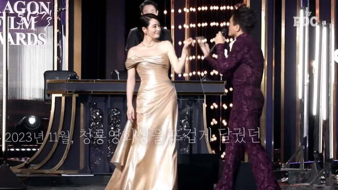 Kim Hye-soo said that the reason for getting off the Blue DragonMovie Awards MC, which has been doing 30 years, is old.On the YouTube channel by PDC PDC, a teaser video titled Blue DragonMovie Awards MC Kim Hye-soos Record of the Last Way to Work was posted.Kim Hye-soo, who has been in charge of the Blue DragonMovie Awards since 1993, showed off the MC at the end of the 44th Blue DragonMovie Awards held on November 24th.Kim Hye-soo, wearing a golden off-the-shoulder dress, said on stage, The Blue DragonMovie Awards, which I have always been with since 1993, and all the moments with you have been meaningful and a great honor for me.Thank you all, he said.The video also included Kim Hye-soos Blue DragonMovie Awards MC as his last commute.Way to work In the car, Kim Hye-soo said in the car, I am the last Blue Dragon, but I do not have any other feelings of Last Blue Dragon.It is only a live broadcast and I have to finish the awards ceremony without an accident. Kim Hye-soo was energetic and energized by others. In the waiting room, she took hair and makeup, scripted, and worked with another MC soft stone.Kim Hye-soo, who was wearing a dress fitting. When the stylist touched the somewhat larger Dress again, Kim Hye-soo said, Its the first time in 30 times that Dress is big.Kim Hye-soo said, Thats a good thing. Thank goodness.J. Y. Park met Kim Hye-soo in the waiting room before the live broadcast. J. Y. Park met Kim Hye-soo in the waiting room.J. Y. Park surprised J. Y. Park by saying, Why did you decide to do (MC) last this year? Kim Hye-soo said, Because its been so long. 30 episodes. 31 years.J. Y. Park said, My debut is not yet 30 years old. Next year is 30 years old. J. Y. Park asked, How old were you when you started? Kim Hye-soo replied, 22 years old.Kim Hye-soo said, At that time, I did not think I was young, but now I see it is too young.J. Y. Park laughed, saying, Ive been doing it since I was a child.After rehearsing the stage, the two found out that the position of the MC seat was different from the one they had practiced before, and choreographed it again. Kim Hye-soo even joked to J. Y. Park in the last pose, saying, Should I be completely close? Make people hate me.The two of them finished the celebration pleasantly.