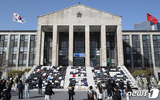 7일 대구 북구 산격동 경북대 본관 앞에 '경북대-금오공대 통합'을 반대하는 경북대 학생들이 벗어둔 학과 점퍼가 계단 가득 놓여 있다. 2023.12.7/뉴스1 ⓒ News1 공정식 기자