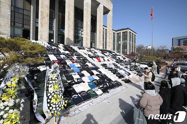 7일 대구 북구 산격동 경북대 본관 앞에 '경북대-금오공대 통합'을 반대하는 경북대 학생들이 벗어둔 학과 점퍼가 계단 가득 놓여 있다. 2023.12.7/뉴스1 ⓒ News1 공정식 기자