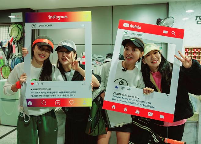 인스타그램 사진을 찍는 테니스동호인들