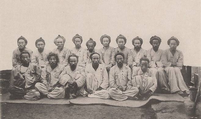 1909년 일본군에 체포된 호남 의병들(남한폭도대토벌기념사진첩)