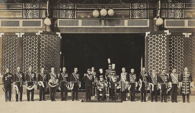1909년 2월 4일 창덕궁 인정전 앞에서 순종 일행이 신의주까지 다녀온 서순행(西巡幸)을 기념해 촬영한 단체 사진이다. 가운데 대한제국 황제 융희제 순종이 앉아 있고 왼쪽에 통감 이토 히로부미가 서 있다. 나라가 망하고 7년이 지난 1917년 6월, ‘조선 창덕궁 이왕’에 책봉된 전 제국황제 순종은 대한해협을 건너 일본 도쿄로 가서 일본 천황이 책봉한 왕족 자격으로 천황 다이쇼를 알현했다. 중국에 사대했던 조선 500년사에도 없었던 초유의 일이었다. /국립고궁박물관