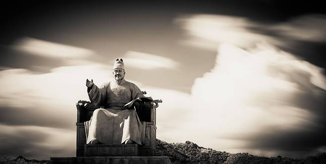 서울 광화문광장에 있는 세종대왕 동상. 많은 업적을 남긴 지도자였다. 하지만 성리학적 질서를 강화하고 중앙집권적 국가 시스템 완성을 위해 마련한 ‘수령 고소 금지법’은 조선 백성에 큰 상처를 남겼다. 지방 관리들의 비리를 고발하지 못한 백성은 그 억울함을 삭이며 살 수밖에 없었다. /박종인 기자