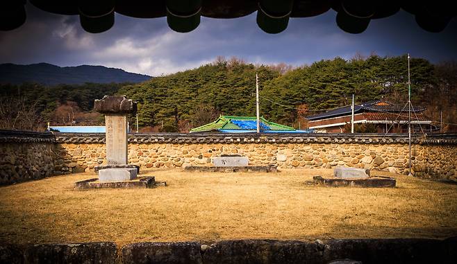 경북 영주시 순흥면에는 세종 여섯째아들 금성대군 이유(李瑜)를 기리는 제단이 있다. 금성대군 신단이라고 한다. 이유는 1457년 형 수양대군이 벌인 쿠데타 계유정난(1453년)에 반대해 단종 복위를 기획하다가 탄로나 사약을 받았다. 이 사건으로 순흥부사를 포함한 순흥 일대 반 계유정난 세력이 떼죽음을 당했다. 훗날 1742년 영조 때 금성대군이 복권되고 그가 유배됐던 자리에 제단이 설치됐다. 순흥에 흐르는 죽계천을 따라 죽은자들 피가 15리를 갔는데, 그곳에 있던 마을을 ‘피가 멈춘 마을’이라고 해서 ‘피끝마을’이라고 부른다./박종인 기자