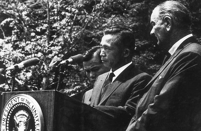 1965년 5월 18일 미국을 방문한 대한민국 대통령 박정희와 미국 대통령 존슨이 백악관 앞뜰에서 공동성명을 발표했다. 성명서에는 ‘한국과학기술연구소(KIST) 설립 지원’이라는 항목이 맨 끝에 포함돼 있었다. /조선일보DB