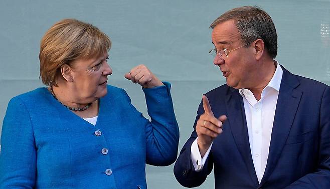 독일 총선을 하루 앞둔 25일(현지 시각) 앙겔라 메르켈(왼쪽) 총리가 기민, 기사당 연합의 총리 후보인 아르민 라셰트의 고향인 독일 서부 아헨에서 라셰트와 함께 마지막 유세를 벌이고 있다./AP 연합뉴스