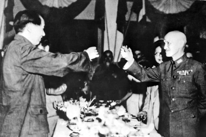 1945년 9월 중국 충칭에서 국공 합작으로 일본에 승리한 것을 축하하는 마오쩌둥(왼쪽)과 장제스. 한길사 제공