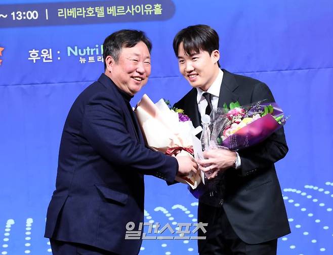 한국 프로야구 OB 모임인 사단법인 일구회가 8일 오전 서울 리베라호텔 3층 베르사이유홀에서 ‘2023 뉴트리디데이 일구상’ 시상식을 개최했다. LG 임찬규가 최고투수상을 수상하고 차명석 단장의 축하를 받고있다. 정시종 기자 capa@edaily.co.kr