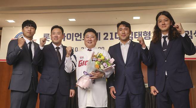 <yonhap photo-2976="">(부산=연합뉴스) 강덕철 기자 = 프로야구 롯데 자이언츠 김태형 신임 감독이 24일 오후 부산 롯데호텔부산에서 열린 취임식에서 기념촬영을 하고 있다. 왼쪽부터 구승민, 안치홍, 김감독, 전준우, 김원중.</yonhap>