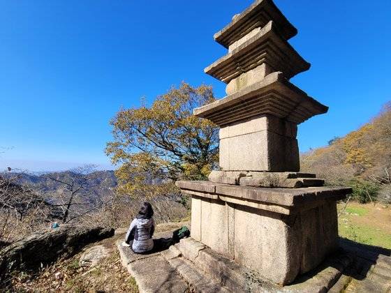 용암사지 언덕에 자리한 삼층석탑. 탑 아래에 앉아 수양하기 좋다.
