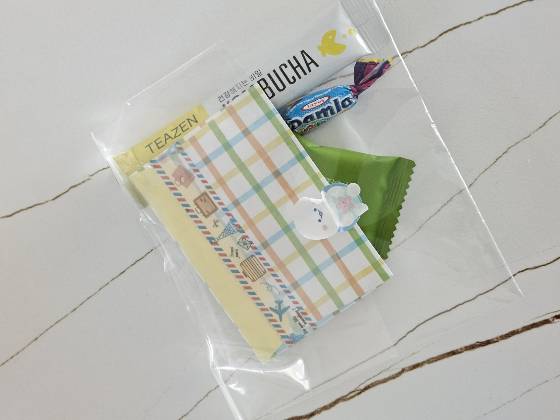 스티커가 잔뜩 붙은 손편지와, 과자와, 카라멜과, 티백으로 그날의 고마움을 전한 초등학생. 보기만해도 몽글몽글해진다./사진=전현서양 제공