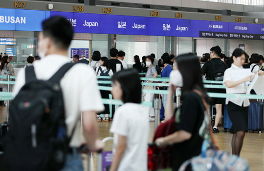 인천국제공항 제1터미널에서 여행객들이 일본 탑승수속을 기다리고 있다. 뉴시스
