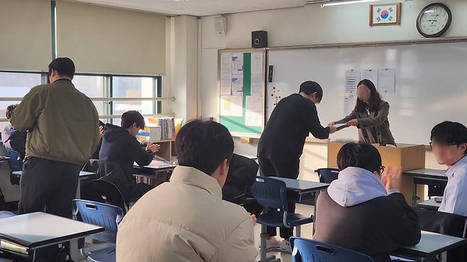 서울 종로구 경복고등학교에서 고등학교 3학년 학생들이 수능 성적표를 받고 있다. 안효정 기자