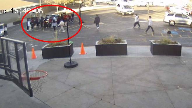 “도와줘!” 외침에 뛰쳐나와…차에 깔린 엄마와 두 아이 구한 美 학생들 / 사진=레이턴 크리스천 아카데미