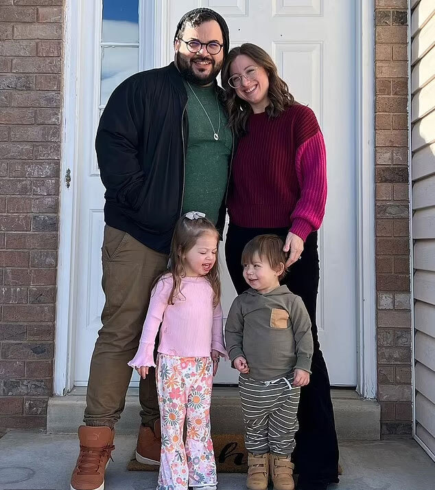 위쪽은 앤드루와 브리짓 폰슨 부부. 아래쪽은 두 사람의 3세 딸과 2세 아들의 모습. / 사진=페이스북