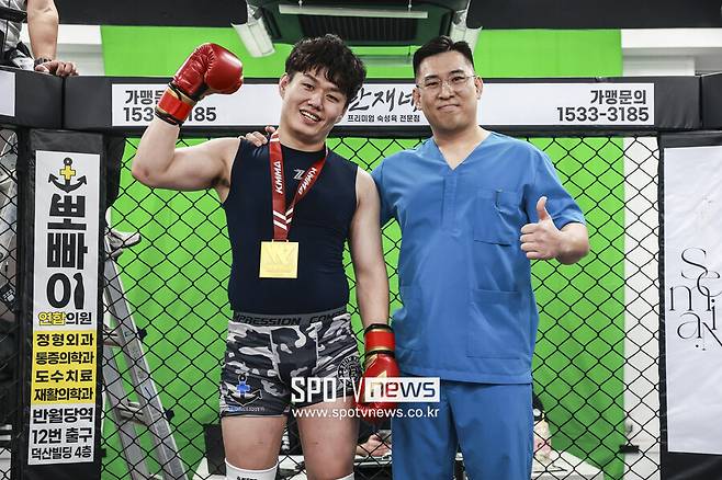 ▲ 의료팀 김성배 뽀빠이연합의원 대표원장(오른쪽)이 경기에서 승리한 문홍범에게 우승 메달을 시상하고 있다.