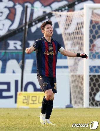 9일 경기 수원종합운동장에서 열린 하나원큐 K리그 승강 플레이오프 2차전 수원FC와 부산 아이파크의 경기, 수원FC 이영재가 추가골을 넣은 후 기뻐하고 있다. 2023.12.9/뉴스1 ⓒ News1 김성진 기자