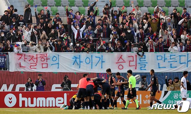 9일 경기 수원종합운동장에서 열린 하나원큐 K리그 승강 플레이오프 2차전 수원FC와 부산 아이파크의 경기, 수원FC 선수들이 이영재의 추가골에 환호하고 있다. 2023.12.9/뉴스1 ⓒ News1 김성진 기자