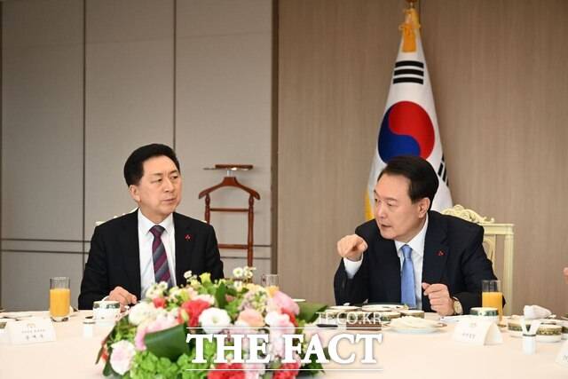 윤석열 대통령이 지난 5일 국민의힘 지도부와 비공개 오찬 회동한 사실이 뒤늦게 알려졌다. 이날 회동에는 김기현 대표(왼쪽)와 윤재옥 원내대표, 유의동 정책위의장, 이만희 사무총장 '당 4역'이 참석했다. /국민의힘 제공