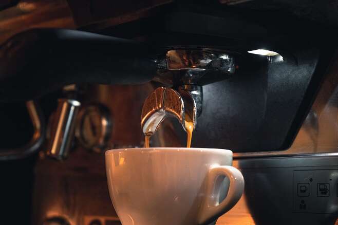 커피 가루에 고온고압의 물을 통과시켜 에스프레소 커피를 추출하는 모습. 원두를 갈 때 물을 소량 추가하면 커피를 덜 쓰고도 균일한 맛을 낼 수 있다는 사실이 밝혀졌다./Pixabay