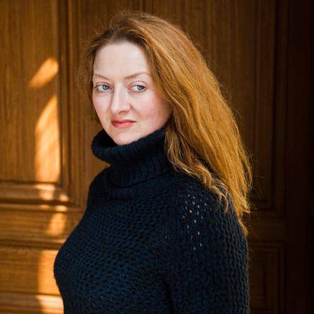 아일랜드 위클로에서 태어난 클레어 키건은 1999년 첫 단편집 '남극'으로 루니 아일랜드 문학상 등을 수상하며 데뷔했다. 이후 단편집 '푸른 들판을 걷다'로 에지 힐상을 받았다. 소설 '맡겨진 소녀' '이처럼 사소한 것들'로 각각 데이비 번스 문학상과 오웰상을 받으면서 세계 문단에 이름을 알리게 된다. 올해 단편집 '너무 늦은 시간에(So Late in the Day)'를 출간했다. 다산북스 제공