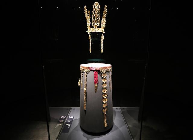 국립경주박물관에 전시된 ‘천마총 금관’과 ‘금 허리띠와 꾸미개’. ⓒ박준규