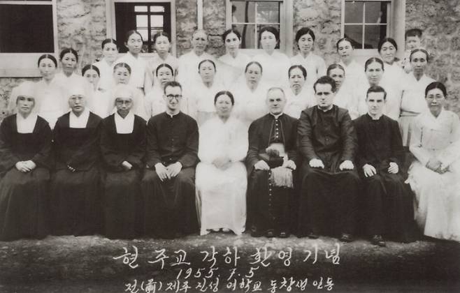 지난 1955년 7월 5일 현 하롤드 주교(사진 맨 앞줄 오른쪽에서 4번째)와 최정숙 선생(바로 옆, 사진 가운데), 신성여학교 동창생들이 찍은 사진. (사진, 공공누리 저작물·제주자치도)