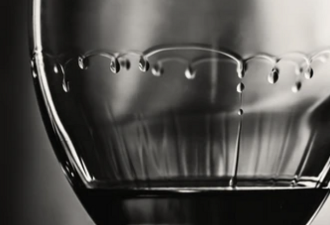 ‘와인의 다리’, ‘와인의 눈물’ 등으로 불리는 현상. 과학적으로는 크리스-마랑고니 효과라는 이름으로 증명됐다.