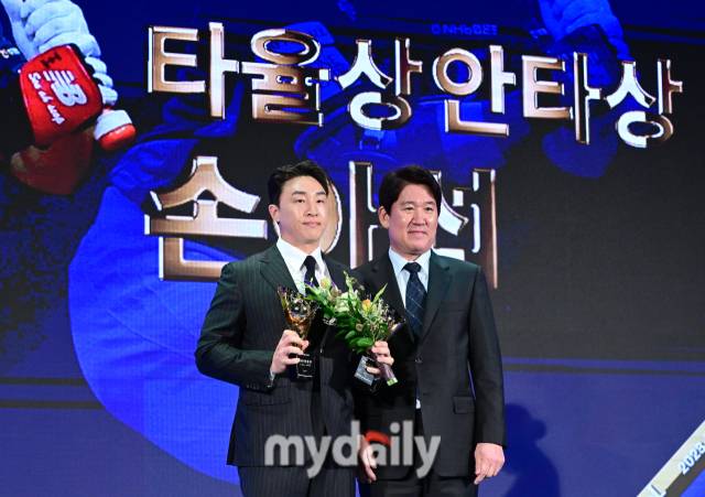 2023년 11월 27일 서울 중구 소공동 웨스틴조선호텔에서 '2023 신한은행 SOL KBO 시상식'이 열렸다. NC 손아섭이 타율, 안타상을 수상하고 있다./마이데일리