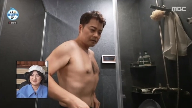 Broadcaster Jun Hyun-moos shocking shower scene was revealed in many ways.On December 8, the body of Jun Hyun-moo, who lost weight, was unveiled at the 524th MBC entertainment show I Live Alone (hereinafter referred to as I Live Alone).Jun Hyun-moo, who went into the bathroom to wash his hair on the day, unhurriedly took off his top.In the meantime, the same palm oil line Park Na-rae focused on Jun Hyun-moos slimy body.Park Na-rae admired Park Na-rae, Jun Hyun-moo said, I just kicked out the fat. Park Na-rae said, It seems to be the thinnest of us.On the other hand, Jun Hyun-moo laughed with his hair shampoo bubble wrapped around his chest hair. In this Jun Hyun-moo appearance, Kian84 said, I think my chest hair is getting more and more.Here (head) is reduced and here (chest) and Jun Hyun-moo shrugged, I can transplant here. 