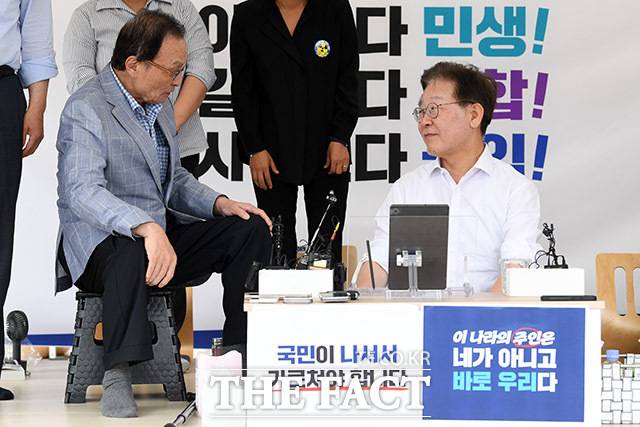 이해찬 더불어민주당 상임고문의 '180석 발언'이 도마에 올랐다. 지난 9월 이 대표가 서울 여의도 국회 단식투쟁천막에서 이해찬 전 대표와 대화를 나누고 있는 장면. /남용희 기자