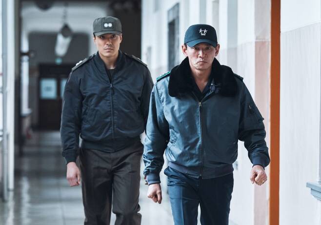 영화 ‘서울의 봄’에서 전두광 보안사령관(오른쪽)이 보안사 수사과장과 함께 걸어가고 있다. 뉴시스
