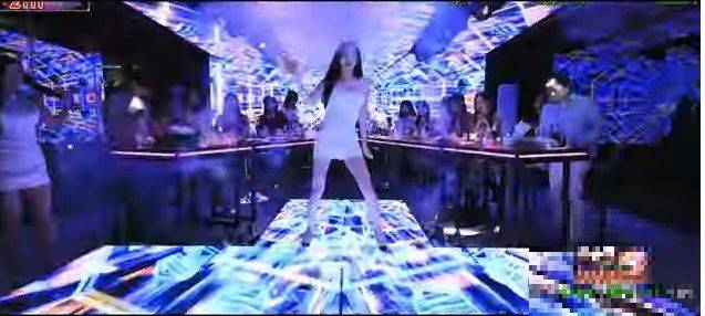 아프리카TV BJ '커맨더지코'의 방송에서 여성 게스트BJ가 춤을 추고 있는 모습. 출처=유튜브 채널 '커맨더지코'