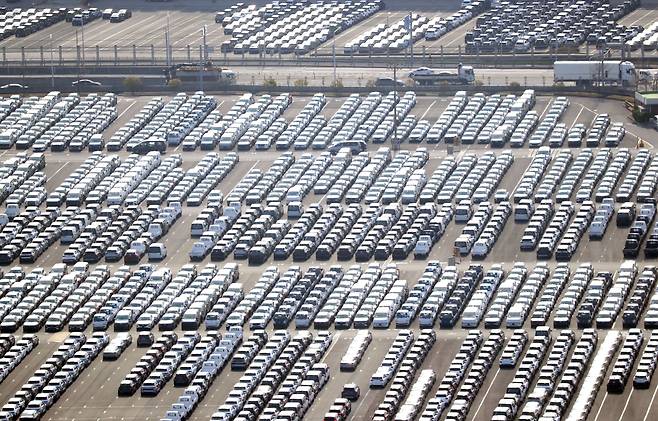 현대자동차 울산공장 수출 선적부두 인근 야적장에 완성차들이 대기하는 모습./뉴스1